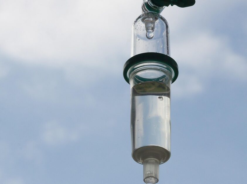 hospital 834154 1280 e1761503177942 An IV infusion therapy drip for sports rehabilitation.